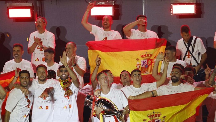 Lautan Manusia Rayakan Kemenangan Timnas Spanyol Soccer Football - Euro 2024 - Spain Parade after winning Euro 2024 - Madrid, Spain - July 15, 2024
Spain fans gather on Plaza Cibeles during the parade REUTERS/Isabel Infantes