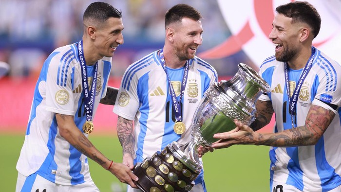 Lionel Messi MIAMI GARDENS, FLORIDA - JULY 15: Angel Di Maria, Lionel Messi and Nicolas Otamendi of Argentina hold the trophy after the teams victory in the CONMEBOL Copa America 2024 Final match between Argentina and Colombia at Hard Rock Stadium on July 15, 2024 in Miami Gardens, Florida. (Photo by Carmen Mandato/Getty Images)