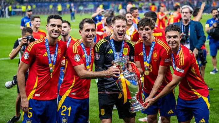 BERLIN, GERMANY - JULY 14: Mikel Merino of Spain, Mikel Oyarzabal of Spain, Unai Simon of Spain, Robin Le Normand of Spain and Martin Zubimendi of Spain with the UEFA Euro 2024 Henri Delaunay Trophy after his teams victory in the UEFA EURO 2024 final match between Spain and England at Olympiastadion on July 14, 2024 in Berlin, Germany. (Photo by Kevin Voigt/GettyImages)