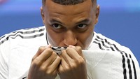 Mbappe sebelumnya juga sudah berkeliling bersama Perez, diperlihatkan koleksi-koleksi trofi bergengsi yang diraih Los Blancos.