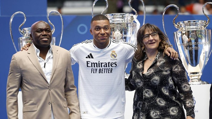 Soccer Football - Real Madrid unveil Kylian Mbappe - Santiago Bernabeu, Madrid, Spain - July 16, 2024 New Real Madrid signing Kylian Mbappe acknowledges the crowd and walks to the stage during the presentation REUTERS/Juan Medina
