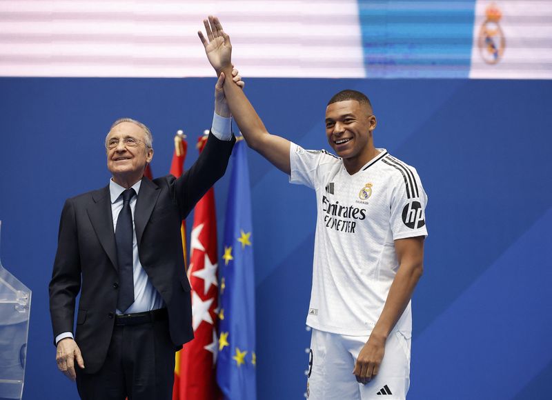 Soccer Football - Real Madrid unveil Kylian Mbappe - Santiago Bernabeu, Madrid, Spain - July 16, 2024 New Real Madrid signing Kylian Mbappe acknowledges the crowd and walks to the stage during the presentation REUTERS/Juan Medina