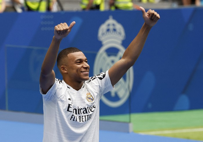 Soccer Football - Real Madrid unveil Kylian Mbappe - Santiago Bernabeu, Madrid, Spain - July 16, 2024 New Real Madrid signing Kylian Mbappe acknowledges the crowd and walks to the stage during the presentation REUTERS/Juan Medina