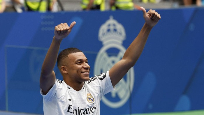 Soccer Football - Real Madrid unveil Kylian Mbappe - Santiago Bernabeu, Madrid, Spain - July 16, 2024 New Real Madrid signing Kylian Mbappe acknowledges the crowd and walks to the stage during the presentation REUTERS/Juan Medina