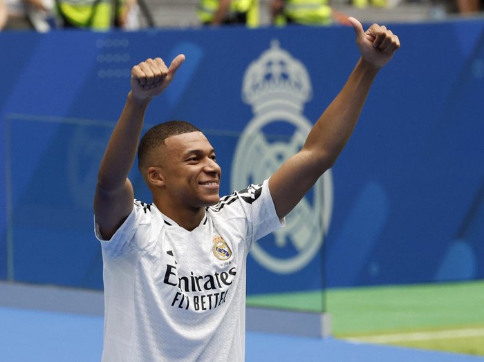 Soccer Football - Real Madrid unveil Kylian Mbappe - Santiago Bernabeu, Madrid, Spain - July 16, 2024 New Real Madrid signing Kylian Mbappe acknowledges the crowd and walks to the stage during the presentation REUTERS/Juan Medina