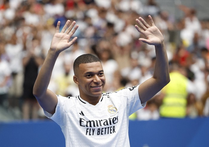 Soccer Football - Real Madrid unveil Kylian Mbappe - Santiago Bernabeu, Madrid, Spain - July 16, 2024 New Real Madrid signing Kylian Mbappe acknowledges the crowd during the presentation REUTERS/Juan Medina