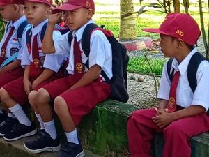 Viral Siswa SD di Mateng Masuk Sekolah Pakai Sendal Lusuh, Ini Kata Ortu Viral Siswa SD di Mateng Masuk Sekolah Pakai Sendal Lusuh, Ini Kata Ortu