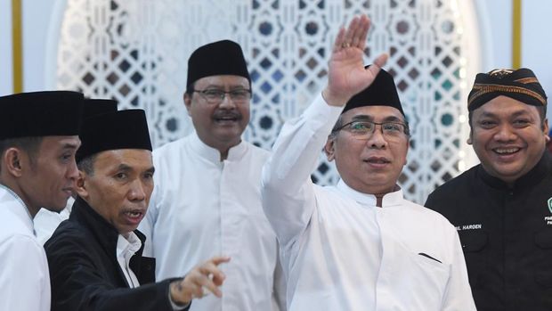 Ketua Umum Pengurus Besar Nahdlatul Ulama (PBNU) Yahya Cholil Staquf (kedua kanan) melambaikan tangan usai menyampaikan keterangan terkait pertemuan lima orang warga Nahdatul Ulama atau Nahdliyin dengan Presiden Israel Isaac Herzog di Jakarta, Selasa (16/7/2024). PBNU meminta maaf atas tindakan lima warganya yang dianggap tidak pantas di tengah penyerbuan Israel ke Palestina serta akan memanggil dan memeriksa kelimanya. ANTARA FOTO/Akbar Nugroho Gumay