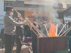 Kejari Probolinggo Blender dan Gerinda Barang Bukti Sabu hingga Sajam