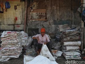 Mengorek Rasanya Tinggal di Rumah Terkepung Gunung Sampah Mengorek Rasanya Tinggal di Rumah Terkepung Gunung Sampah