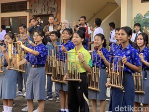 Siswa-siswi SLB 2 Denpasar Bermain Angklung dan Seni Pantomim Saat MPLS Siswa-siswi SLB 2 Denpasar Bermain Angklung dan Seni Pantomim Saat MPLS