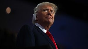 Penampilan Donald Trump usai Selamat dari Penembakan