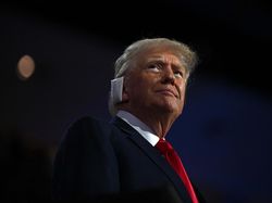 Telepon Zelensky, Trump Janji Akhiri Perang Jika Jadi Presiden AS