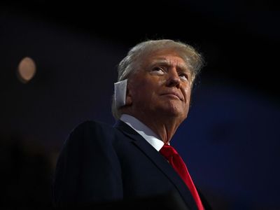 Penampilan Donald Trump usai Selamat dari Penembakan