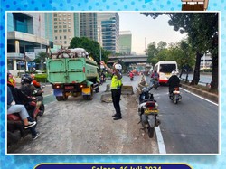 Lalin di Jl S Parman Arah Slipi Tersendat Imbas Proyek Perbaikan Jalan