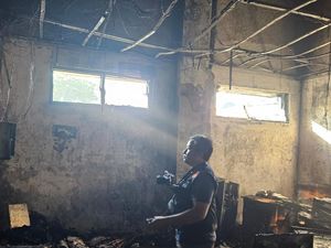 Gedung Pusat Pengembangan Usaha Bisnis UNS Solo Terbakar Gedung Pusat Pengembangan Usaha Bisnis UNS Solo Terbakar