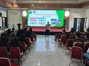 Tahun Ajaran Baru, Polisi Blusukan ke Sekolah Sosialisasi Bahaya Bullying Tahun Ajaran Baru, Polisi Blusukan ke Sekolah Sosialisasi Bahaya Bullying