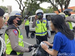 Operasi Patuh, Polisi Hentikan 3 Pemotor Tak Pakai Helm di Jl Margonda Operasi Patuh, Polisi Hentikan 3 Pemotor Tak Pakai Helm di Jl Margonda