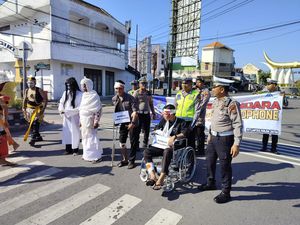 Gatutkaca dan Pocong Dilibatkan Saat Operasi Patuh Semeru di Ngawi Gatutkaca dan Pocong Dilibatkan Saat Operasi Patuh Semeru di Ngawi