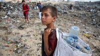 Potret Anak-anak Gaza Jadi Pemulung