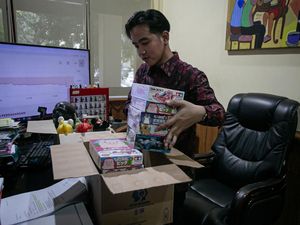 Potret Gibran Kemasi Barang-barang Usai Mundur dari Walkot Solo Potret Gibran Kemasi Barang-barang Usai Mundur dari Walkot Solo