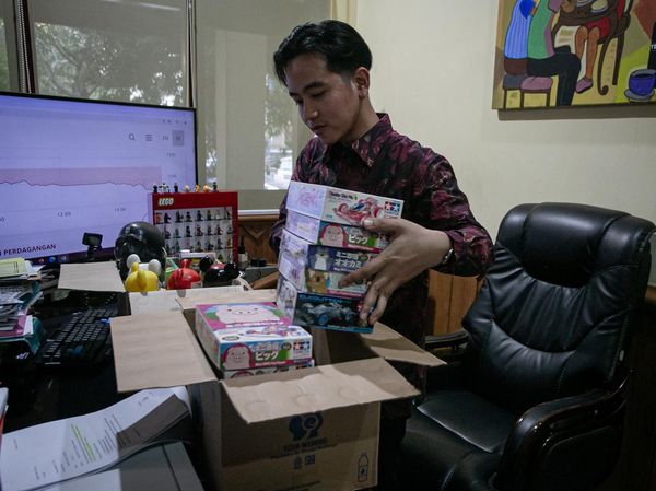 Potret Gibran Kemasi Barang-barang Usai Mundur dari Walkot Solo