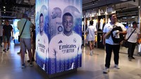 Para suporter Real Madrid harus bersabar jika ingin membeli jersey baru dengan nama punggung Kylian Mbappé. Sebab pengirimannya akan tertunda sekitar sebulan akibat banyaknya peminat.  