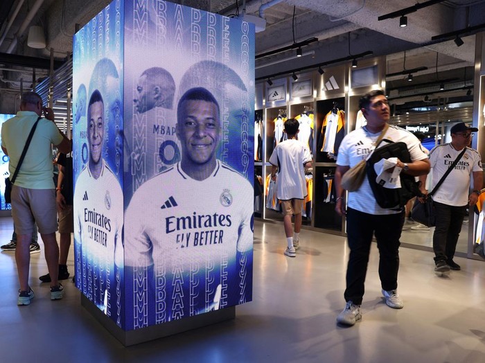 Real Madrid fans shop for Kylian Mbappe's new shirt in the official shop ahead of his presentation at Santiago Bernabeu stadium next week, Madrid, Spain, July 12, 2024. REUTERS/Isabel Infantes