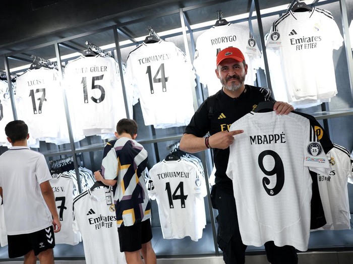 Real Madrid fans shop for Kylian Mbappe's new shirt in the official shop ahead of his presentation at Santiago Bernabeu stadium next week, Madrid, Spain, July 12, 2024. REUTERS/Isabel Infantes