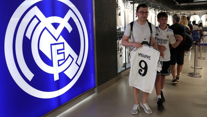 Real Madrid fans shop for Kylian Mbappe's new shirt in the official shop ahead of his presentation at Santiago Bernabeu stadium next week, Madrid, Spain, July 12, 2024. REUTERS/Isabel Infantes