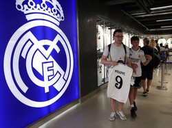 Striker asal Prancis Mbappe telah menandatangani kontrak dan diperkenalkan menggunakan nomor 9. Lokasi perkenalan Mbappe berlangsung di Santiago Bernabeu, Selasa (16/7/2024) sore WIB.  