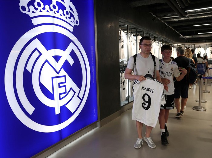 Real Madrid fans shop for Kylian Mbappe's new shirt in the official shop ahead of his presentation at Santiago Bernabeu stadium next week, Madrid, Spain, July 12, 2024. REUTERS/Isabel Infantes