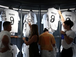 Fans Real Madrid berbelanja kaos baru Kylian Mbappe di toko resmi di stadion Santiago Bernabeu, Madrid, Spanyol. Jersey Mbappe yang sudah dijual secara resmi oleh Madrid sejak 11 Juli pun langsung diserbu suporter.