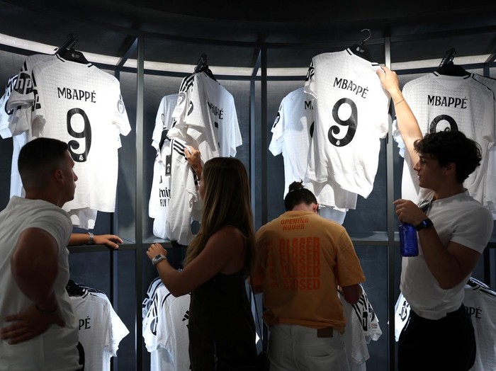 Real Madrid fans shop for Kylian Mbappe's new shirt in the official shop ahead of his presentation at Santiago Bernabeu stadium next week, Madrid, Spain, July 12, 2024. REUTERS/Isabel Infantes