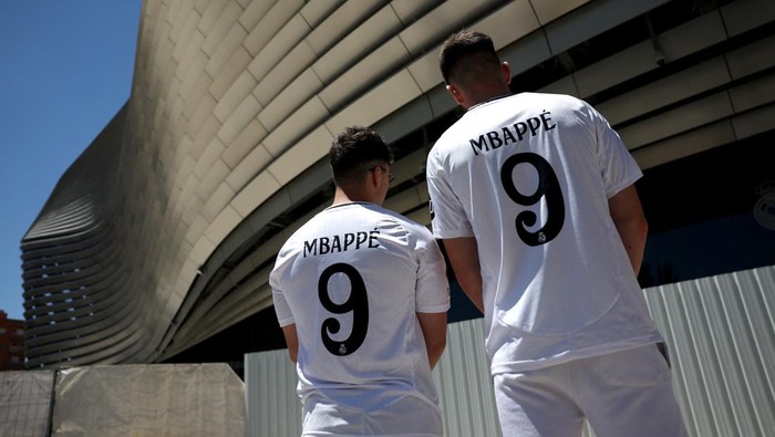 Real Madrid fans shop for Kylian Mbappe's new shirt in the official shop ahead of his presentation at Santiago Bernabeu stadium next week, Madrid, Spain, July 12, 2024. REUTERS/Isabel Infantes
