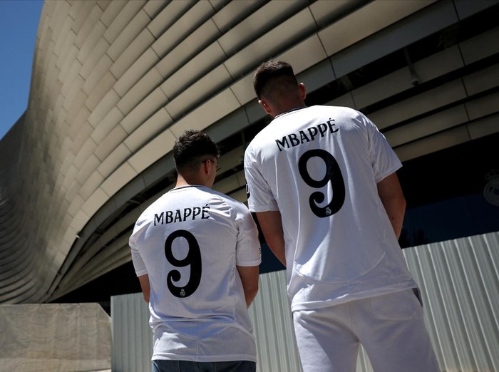 Real Madrid fans shop for Kylian Mbappe's new shirt in the official shop ahead of his presentation at Santiago Bernabeu stadium next week, Madrid, Spain, July 12, 2024. REUTERS/Isabel Infantes