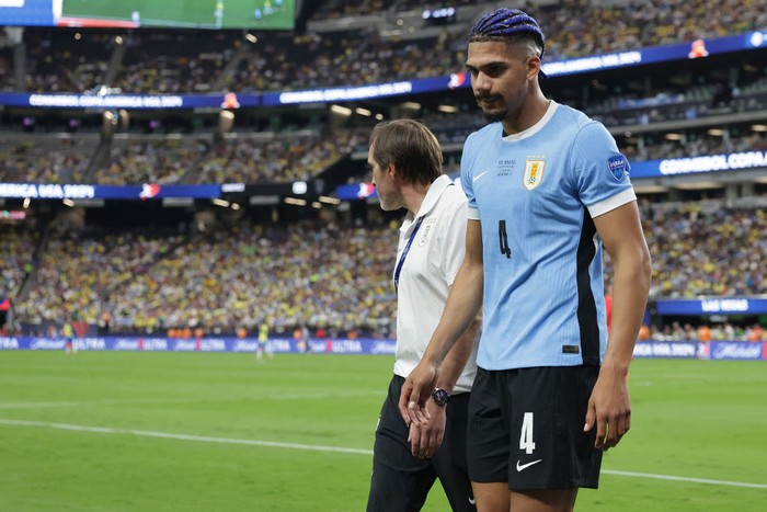LAS VEGAS, NEVADA - JULY 06: Ronald Araujo of Uruguay leaves the pitch after suffering an injury during the CONMEBOL Copa America 2024 quarterfinal match between Uruguay and Brazil at Allegiant Stadium on July 06, 2024 in Las Vegas, Nevada. (Photo by Ethan Miller/Getty Images)