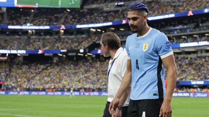 LAS VEGAS, NEVADA - JULY 06: Ronald Araujo of Uruguay leaves the pitch after suffering an injury during the CONMEBOL Copa America 2024 quarterfinal match between Uruguay and Brazil at Allegiant Stadium on July 06, 2024 in Las Vegas, Nevada. (Photo by Ethan Miller/Getty Images)