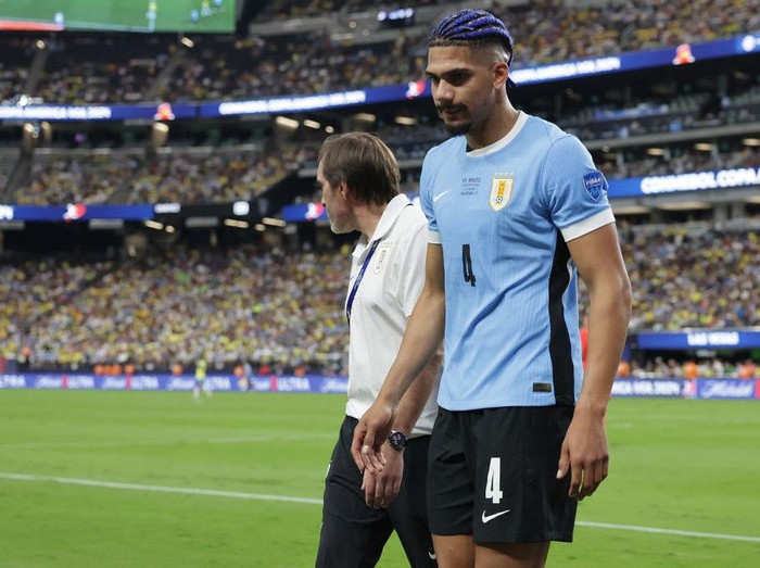 LAS VEGAS, NEVADA - JULY 06: Ronald Araujo of Uruguay leaves the pitch after suffering an injury during the CONMEBOL Copa America 2024 quarterfinal match between Uruguay and Brazil at Allegiant Stadium on July 06, 2024 in Las Vegas, Nevada. (Photo by Ethan Miller/Getty Images)