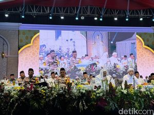 Warga Sidoarjo Antusias Selawatan Bareng Habib Ali Zainal Abidin-KH Anwar Zahid Warga Sidoarjo Antusias Selawatan Bareng Habib Ali Zainal Abidin-KH Anwar Zahid