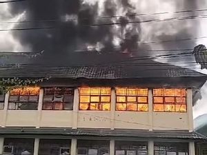 Kebakaran SMPN 1 Masamba Hanguskan 3 Ruangan, Kerugian Ditaksir Rp 1,5 M Kebakaran SMPN 1 Masamba Hanguskan 3 Ruangan, Kerugian Ditaksir Rp 1,5 M