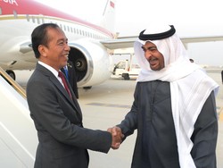 Tiba di Abu Dhabi, Jokowi Disambut Langsung Presiden MBZ di Bandara Zayed
