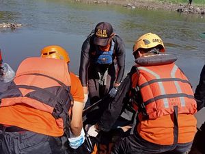 Setelah 3 Hari Dicari, Pemotor Hilang di Jembatan Mojo Ditemukan Tewas Setelah 3 Hari Dicari, Pemotor Hilang di Jembatan Mojo Ditemukan Tewas