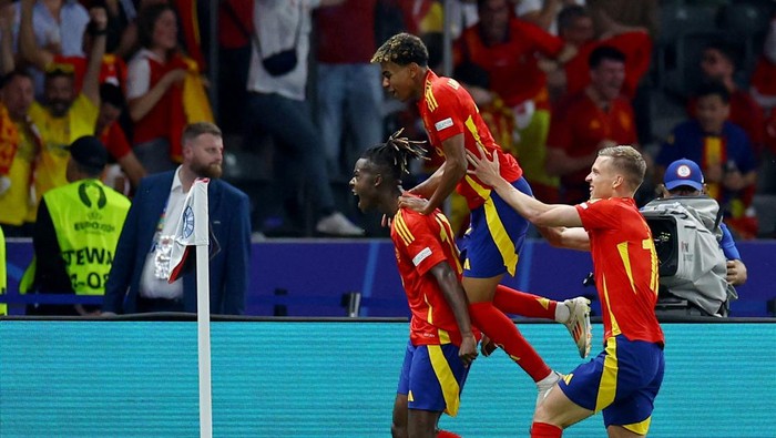 Soccer Football - Euro 2024 - Final - Spain v England - Berlin Olympiastadion, Berlin, Germany - July 14, 2024 Spains Nico Williams celebrates scoring their first goal with Lamine Yamal and Dani Olmo REUTERS/Lisi Niesner