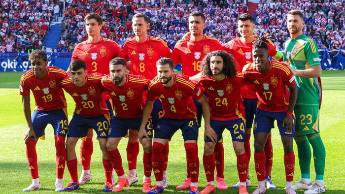 BERLIN, GERMANY - JUNE 15: Robin Le Normand of Spain, Fabian Ruiz of Spain, Rodri of Spain, Alvaro Morata of Spain, goalkeeper Unai Simon of Spain, Lamine Yamal of Spain, Pedri of Spain, Dani Carvajal of Spain, Nacho of Spain, Marc Cucurella of Spain, Nico Williams of Spain posing for a team photo during the Group B - UEFA EURO 2024 match between Spain and Croatia at Olympiastadion on June 15, 2024 in Berlin, Germany. (Photo by Peter Lous/BSR Agency/Getty Images)