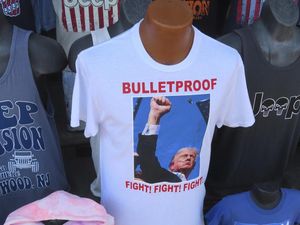 Kaus Bergambar Insiden Penembakan Trump Ramai Dijual