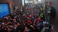Tumpah Ruah Warga Kudus Saat Pembagian Nasi Jangkrik