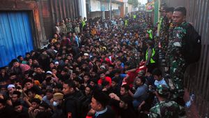 Tumpah Ruah Warga Kudus Saat Pembagian Nasi Jangkrik