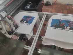 Kaus Gambar Trump Setelah Ditembak Laris Manis di China dan AS