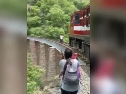 Pasutri Bikin Konten di Jembatan Kereta Berujung Petaka